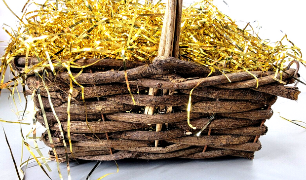 Nice Medium Sized Wood Stick Woven basket / Easter Basket.  Handled, 10x9x11"