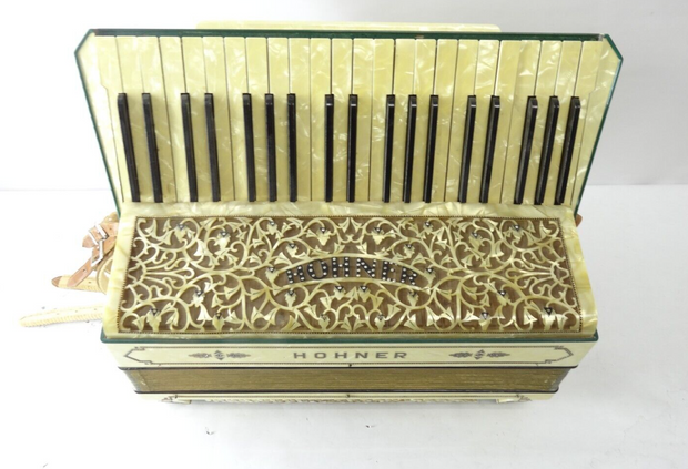 Buttercream Hohner Piano Accordion LMMM 41/120 - READ - Plays - Parts / Repair